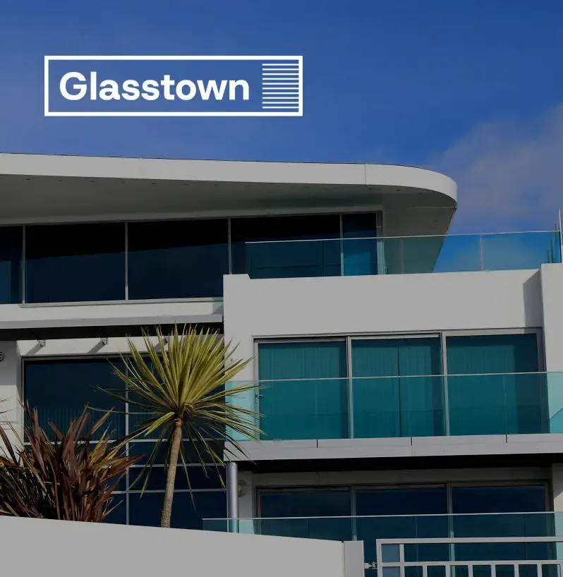 edificio con ventanas con el logo de Glasstown